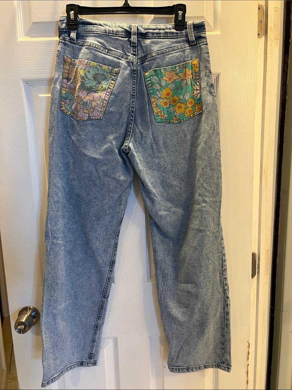 Light Wash Women’s High Rise Jeans with Floral Patchback Pockets - Picture 1 of 7